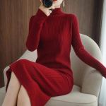Pikk p&otilde;lveni ulatuv villane naiste kleit, poolk&otilde;rge kraega, tugeva varrukaga pullover, mis on kombineeritud naiste kampsun-kootud kleidiga One Size punane