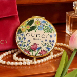 Gucci Beauty Lilleline kompaktpeegel roosa satiinpouchiga roosa