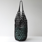 K&auml;sitsi kootud puidust helmestega kott nahast lapiteki ja boho-&scaron;iki detailidega kott-tote naistele avatud &uuml;laosaga crossbody &otilde;lakott Black white
