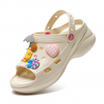 Naiste sussid, mis suurendavad kallakuid ja m&auml;gesid aias Sandaalid, platvormiga pl&auml;tud 36 must