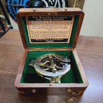 Vintage Look messingist funktsionaalne p&auml;ikesekell kompass 7,62 cm puidust karbiga