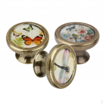 Komplektis 3 stiilset k&auml;epidet ukset&otilde;mbekomplektide jaoks. Tsingisulamist nupud