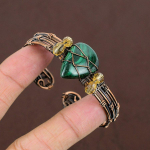 Naturaalsest malahhiidist kalliskivist k&auml;sitsi valmistatud vasest traadist m&auml;his manseti k&auml;ev&otilde;ru reguleeritav E2z20