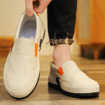 Hingavad ja l&otilde;hnakindlad laisad inimesed kannavad suvel Pekingis t&ouml;&ouml;tamiseks trendikaid jalatseid 39