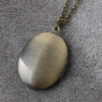 Nikerdatud lilletriibuline medaljoni ripats kaelakee vintage messingist avatav fotokast 50 cm