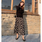 2023 S&uuml;gis/Talv Pikkade varrukatega &uuml;hendatud tr&uuml;kimustriga maksikleit kaheosalise imitatsiooniga. XL sinine