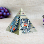 Egiptuse p&uuml;ramiid galvaniseeritud metallist hoiup&otilde;rsas suveniir