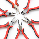 Isetehtud ehtetarvikute t&ouml;&ouml;tlemise t&ouml;&ouml;riistad, k&auml;sitsi valmistatud tangid, miniehtetangid, hammastega terava otsaga tangid toothed pliers punane