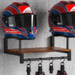 Puidust mootorratta kiivrihoidik koos riiuliga, seinale kinnitatav kiivri vitriin, mis sobib kiivriga &ndash; mahutab 2 kiivrit pruun