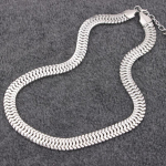 Kaelakee kett-plaadi l&uuml;hikesed p&uuml;ksid r&otilde;ngakujulised Choker ehted
