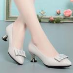 Mustad pehmest nahast kingad Pehme tald Mugavad k&otilde;ik sobivad t&ouml;&ouml;kingad Naiste keskmise kontsaga k&otilde;rged kontsad, libisemiskindlad, kulumiskindlad 41 valge