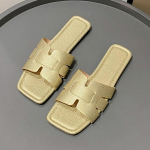 Kandke kootud lamedap&otilde;hjalised moodsad rannajalatsid ja sandaalid v&auml;lispidiseks kandmiseks 35 valge