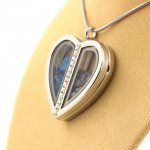 Pierres et Min&eacute;raux. Collier Apatite bleu neon + Saphir brut. Mod&egrave;le coeur.