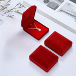 Sametist kaelakeekarp 3 * 2,4 * 1,2 tolli/7,8 * 6 * 3 cm, ripatsidega hoiukarp, ehete pakkimiskarp, ehete hoiukoht, s&otilde;brap&auml;eva kingitus. 1