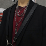 Minimaalse disainiga mitmekihiline ripats kaelakee, moodne ja kohandatud naistele, millel on kuldsed helmed, ringikujulised labad ja kaelakeed must