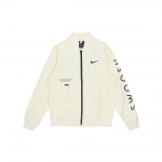 Nike Sportswear Swoosh Ameerika Retro Logo Prindiga Jakk Meeste &Uuml;ler&otilde;ivad Kookospiima-Valge DJ5368-110 S
