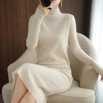 Pikk p&otilde;lveni ulatuv villane naiste kleit, poolk&otilde;rge kraega, tugeva varrukaga pullover, mis on kombineeritud naiste kampsun-kootud kleidiga One Size beež
