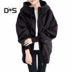 Naiste paks mantel s&uuml;gistalveks soojaks &uuml;hev&auml;rviline keskmise pikkusega fliisjakk taskutega. Lahtine t&otilde;mblukuga kapuutsiga mantel igap&auml;evaseks kandmiseks M must