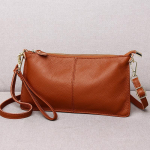 Kuum m&uuml;&uuml;k, esimene kiht veisenahast, pehmest nahast &uuml;mbrikuga vahetuskott, &uuml;ks &otilde;la ristkehaga sidurikott