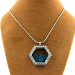 Pierres et Min&eacute;raux. Collier Apatite bleu neon brut. Mod&egrave;le Hexagone.