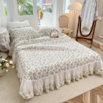 Prantsuse voodikate kolmeosaline tepitud tepitud puuvillane polsterdatud pitsiline voodikate libisemiskindel puuvillane voodikate tatami tekk A pair of pillowcases of the same style
