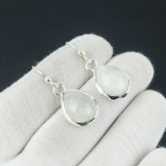Vikerkaare Kuukivist k&otilde;rvar&otilde;ngas, 925 Sterling H&otilde;bedast k&otilde;rvar&otilde;ngas Kaunis kalliskivist Cabochoni kivist k&otilde;rvar&otilde;ngas S&uuml;nnip&auml;evak&otilde;rvar&otilde;ngas kingitus talle naistele 1.77 valge
