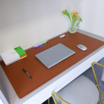 Suurem&otilde;&otilde;tmeline nahast libisemiskindel hiirematt, veekindel ja vastupidav lauaalus, sobib kontorisse, s&uuml;learvutisse, s&ouml;&ouml;gilauale ja letti 60*30cm