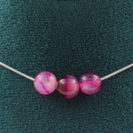 Pierres et Min&eacute;raux. Collier 3 perles Agate ruban&eacute;e rose 8 mm. Chaine en acier inoxydable Collier femmes, hommes. Taille personnali