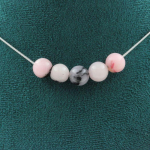 Pierres et Min&eacute;raux. Collier 5 perles Opale rose 8 mm. Chaine en acier inoxydable Collier femmes, hommes. Taille personnalisable.