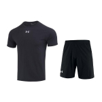 Under Armour &uuml;mmarguse kaelusega pusa l&uuml;hikeste varrukatega pealmine osa ja elastikp&uuml;ksid Vabaaja spordikomplekt Meeste komplektid Must 23500511-001+22500214-001 L