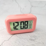 Patareitoitega mini digitaalne &auml;ratuskell Temperatuur Kuup&auml;ev N&auml;dal Taustavalgus Edasil&uuml;kkamine Vaigista lauakell 12/24H Taimeri LCD-kell