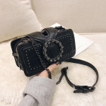 Yogodlns Vintage &otilde;lakott naistele PU-nahast kaenlaaukott Moodne Rhinestone pandlaga Crossbody kott Punk Designer &uuml;lemise k&auml;epidemega kotid 21x6x10cm must