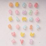 50 tk Tahked juhuslikud v&auml;rvilised t&auml;hed armsad multifilmid kreemjas liimiga telefoni&uuml;mbris vaigust tarvikud juukseklambrid isetehtud ehted k&auml;sitsi valmistatud A