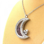 Pierres et Min&eacute;raux. Collier Rubis brut. Mod&egrave;le Lune. punane