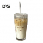 Triibuline klaasist joogiklaas kaane ja k&otilde;rrega 600ml Korduvkasutatav klaasist kohvitass j&auml;&auml;mahla, piima, tee, j&auml;&auml;kohvi jaoks N&otilde;udepesumasinas pestav L&auml;bipaistvad joogiklaasid 600ML 1 Set