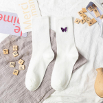 S&uuml;gissed naiste sokid &Uuml;hev&auml;rvilised liblikaga tr&uuml;kitud sokid Moodsad, pehmest puuvillast hingavad sokid naistele Sokken lilla