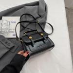 2024. aasta uued trendikad tekstuuriga retrokotid naistele, populaarsed ja mitmek&uuml;lgsed crossbody kotid, moodsad ja stiilsed v&auml;ikesed kandilised kotid must