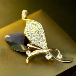 Peen lehtedest pross, k&otilde;rgekvaliteediline naiste luksuslik atmosf&auml;&auml;riline kristallist pross, k&otilde;rgekvaliteedilised &uuml;likonnan&otilde;elad