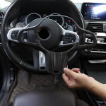 BMW 5. seeria G30 X4 X3 G01 G02 17-21 M Sport ABS s&uuml;sinikkiust auto rooliratta nupu raami katte kleebisega autole Oak wood grain