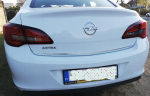 Opel ASTRA J sedaan &ndash; pagasiruumi kroomitud siseviimistlus &ndash; tagaluugi aktsent &ndash; ​​esmaklassilise auto tagaosa detail &ndash; s&auml;ra suurendav h&auml;&auml;lestus