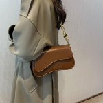 Kuum populaarne kott Luksuslik mitmek&uuml;lgne &uuml;he &otilde;lakotti kett naiste kott Uus kaenlaaluse kott naistele must