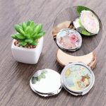 Kaasaskantav kokkupandav kompaktne &uuml;mmargune kosmeetiline taskupeegli juhuslik muster