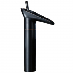 K&otilde;ik vasest retro kuuma ja k&uuml;lma kraanikaussi &uuml;le leti kraanikaussisegisti must