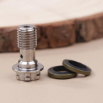 1 tk titaanisulamist polt M10 sammuga 1,25 mm &auml;&auml;riku kuuskantpea, &uuml;he auguga banjo-kruviosad mootorratta kaherealise piduri jaoks h&otilde;be