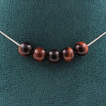 Pierres et Min&eacute;raux. Collier 5 perles Oeil de Tigre rouge 8 mm. Chaine en acier inoxydable Collier femmes, hommes. Taille personnal