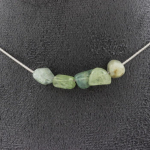 Pierres et Min&eacute;raux. Collier 5 perles Cyanite verte du Br&eacute;sil. Chaine en acier inoxydable Collier femmes, hommes. Taille personnali