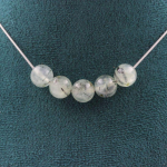 Pierres et Min&eacute;raux. Collier 5 perles Prehnite d'Afrique 8 mm Chaine en acier inoxydable Collier femmes, hommes. Taille personnalis