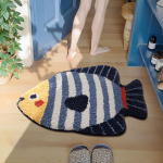 Sinise ja valge triibulise kalaga p&otilde;randamatt, ovaalne pl&uuml;&uuml;sist libisemisvastase disainiga, pestav k&ouml;&ouml;gi ja vannitoa sisustuseks. 40*60cm gray