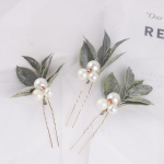 Peen k&auml;sitsi valmistatud Mori lehtedest p&auml;rlitest juuksen&otilde;el, pulmakleidi stuudio kuju, helmestega ehtega