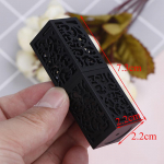 T&uuml;hjad kosmeetikakonteinerid mustade &otilde;&otilde;nsate huulepulgatorudega isetehtud huulepulgatuub